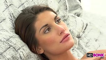 Muhteşem Güzellik August Ames, Oral Zevke Ve Yoğun Bir Karşılaşmaya Dalıyor