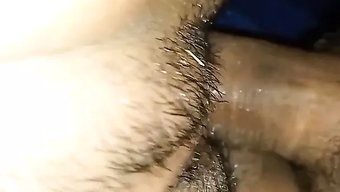 Yeni Evli Asyalı Çiftin Samimi Anı Yüksek Çözünürlükte Yakalandı