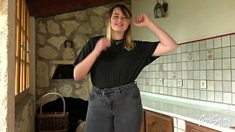 Muhteşem Sarışın Bir Üniversite Öğrencisi Eylemde Izleyin