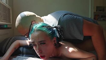 Üvey Babam Annemin Haberi Olmadan Benimle Seks Yapmaya Devam Ediyor.