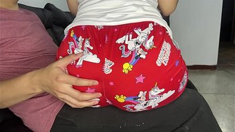 Üvey Babanın Elleri Üvey Kızın Yemek Yerken Her Yerinde Ve O Kendini Memnun Ediyor.