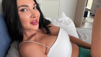 Ateşli Üvey Kız Kardeşin Terapi Seansı, Sulu Ve Islak Bir Sürüşe Dönüşüyor.