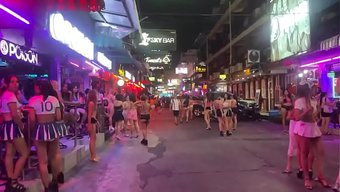 Pattaya'Nın Kırmızı Işık Alan Kızları Hava Karardıktan Sonra Eğlenceye Hazırlar.