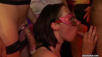 Alman Swingerlar Maskeli Balo Partisinde Eğleniyor Ve Kirli Oluyorlar