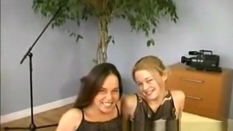 Genç Ve Kaye, Sıcak Genç Kızda Yeme Ve Yalama Eyleminde