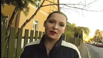 Sokaklardan Gelen Esmer Güzellik, Kamerada Sert Eylemden Keyif Alıyor