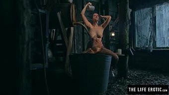 Belirgin Meme Uçlarına Sahip Olgun Kadın, Çorap Giyerek Harap Bir Sığınakta Şiddetle Kendini Tatmin Ediyor.