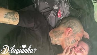 Rave Parti Kampında Çılgın Bir Zaman Geçirdim Ve Kağıdın Etkisi Altında Olan Güzel Bir Kızla Ilişki Kurdum.