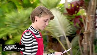 Kıvrımlı Üvey Kız, Üvey Babasına Dolu Dolu Bir Sakso Dersi Veriyor