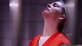 Göğüslü Mahkum Karlee Grey, Cherie Deville Ile Hapiste Yaramazlık Yapıyor