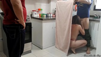 Genç Kız Üvey Annesiyle, Babası Mutfaktayken Seks Yapıyor