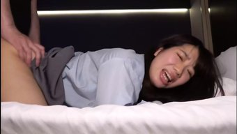 Kalın Dudakları Olan Genç Kız, Erotik Bir Buluşmada Amını Siktiriyor