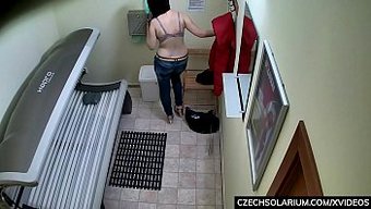 Göğüslü Çek Milf'In Yüksek Çözünürlükte Halka Açık Zevki