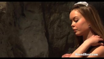 Çek Bir Maidress, Bağlı Kölesini Serbest Bırakır Ve Lezbiyen Samimiyetle Meşgul Olur