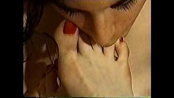 Kahverengi Ikizler, Shrimping Ve Ayak Parmakları Emme Ile Ayak Fetişi Eğlencesine Dalarlar