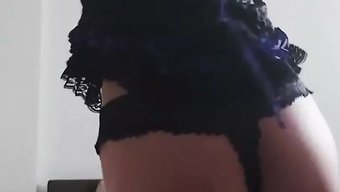 Azgın Gençleri Içeren Bu Striptiz Derlemesi Ile Yaramaz Olun