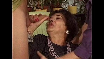 Olgun Büyükanne Anal Sahnede Sert Alıyor