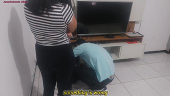 Kocasının Yeni Iç Çamaşırını Fark Etmesini Isteyen Bir Ev Hanımı, Bir Teknisyeni Evine Çağırır. Ardından Soyunur Ve Fikrini Ister.