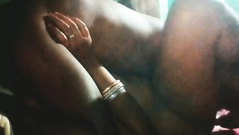 Gizlice Kaydedilen Bir Video, Hint Teyzesinin Karanlık Bir Odada Sert Bir Şekilde Becerilirken Otantik Sesler Çıkardığını Gösteriyor