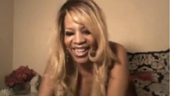 Büyük Göğüslü Seksi Siyah Amatör Kamera Kızı