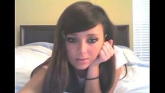 Amatör Genç, Web Kamerasında Bir Dildo Ile Becerilerini Gösteriyor