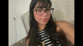 Sıcak Üniversiteli Kızın Öğretmenin Kocasıyla Bir Ilişkisi Var.