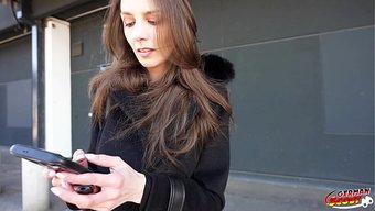 Alman Izci, Emma Scarlett’i Gerçek Bir Casting Seansında Sikişledi.