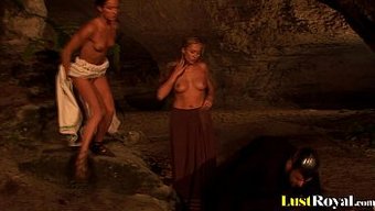 Valery Hilton Ve Sunny Jay, Duygusal Bir Lezbiyen Üçlüsüne Giriyorlar