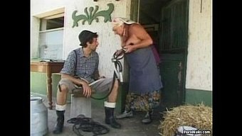 Büyük Göğüslü Yaşlı Kadın Yüklü Miktarda Meni Alıyor