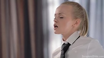 Lezbiyenler Seks Oyunlarında Strapless Dildo Kullanıyorlar.