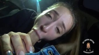 Üniversiteli Kız, Erkek Arkadaşına Arabanın Yanında Durarak Sulu Bir Blowjob Yapıyor Ve Sonra Yüzüne Boşalıyor.