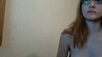 Bir Kız, Web Kamerası Içeriğini Izlerken Kendini Tatmin Ediyor