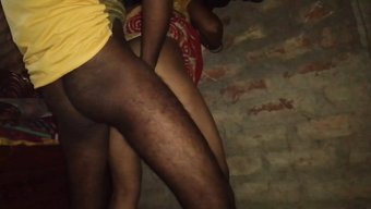 Muhteşem Hintli Karısı Kocasıyla Tutkulu Bir Seksin Tadını Çıkarıyor