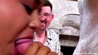 Azgın Koca, Karısının Swingers Partisine Katılmasını Izlemekten Keyif Alıyor