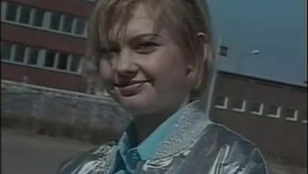 Kısa Saçlı Sevimli Minyon Avrupalı Genç Yüzüne Sikişiyor Ve Boşalıyor