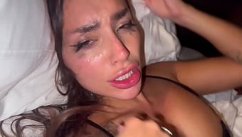 Sisi Rose, Ev Yapımı Otel Videosunda Sert Ve Derin Itişlerle Yoğun Anal Seksin Tadını Çıkarıyor.