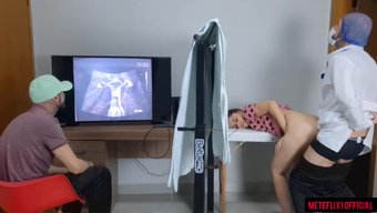 Dost Canlısı Cuckold Koca, Karısını Gizli Bir Jinekolog Randevusuna Getirir.