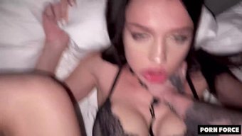 Genç Amatör, Derin Penetrasyon Ve Yüz Bitişiyle Sert Bdsm Seksin Tadını Çıkarıyor