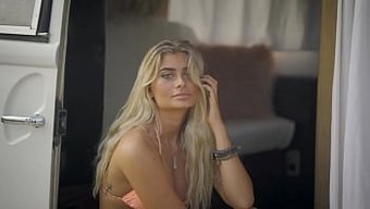 Ateşli Kız Kardeşim Ve Arkadaşları Birlikte Eğleniyorlar.