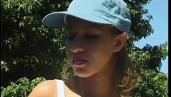 Genç Adam Sarışın Bir Kadınla Anal Seks Yapıyor Ve Yüzüne Boşalıyor