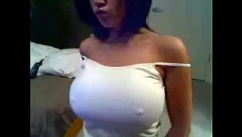 Canlı Göğüslü Amatör Genç Kız Webcam'De