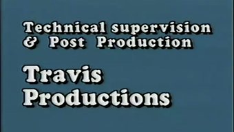 Retro Oturma Odası Ortamında Etkileyici Mmff Dörtlüsü