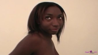 Tatlı Siyah Bir Bebek, Büyük Beyaz Bir Yarrağı Patlayana Kadar Emiyor