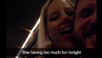 Bir Çift Çılgına Dönüyor Ve Grup Ortamında Oral Seks Yaparken Özel Yerlerini Gösteriyor.