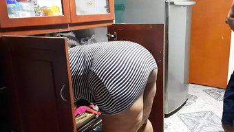 Baştan Çıkarıcı Bir Genç Kız Ve Olgun Yengesi Mutfakta Samimi Oluyor