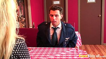 Iki Yetkili, Üçlüde Sarışın Bir Güzelden Zevk Alıyorlar