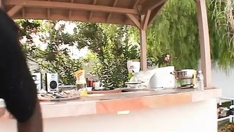 Azgın Siyah Bebek, Iyi Donanımlı Bir Erkek Tarafından Yüzüne Sikişiyor Ve Yüzüne Boşalıyor