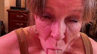 Büyükannenin Pov Videosunda Derin Boğaz Becerileri: Uyarıcı Ve Yoğun