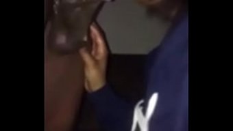 Şişman Bir Adam, Tıraşlı Siyah Bir Sik Tarafından Boğazdan Beceriliyor.