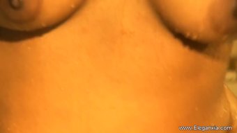 Güzel Asyalı Kadın, Yağ Ile Duyusal Duş Ve Masajın Tadını Çıkarıyor.